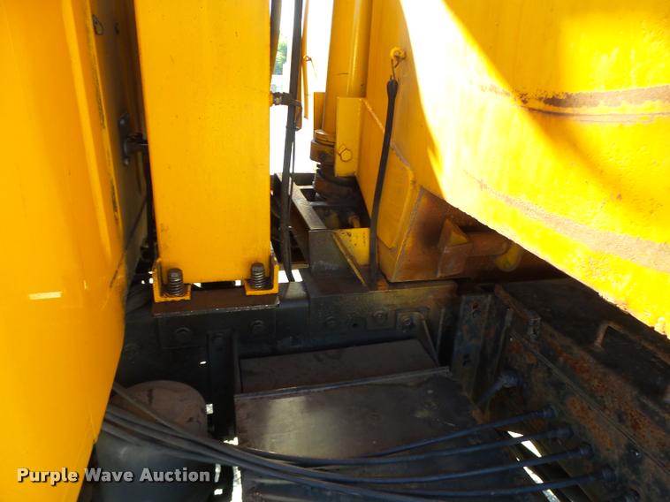 image for item DB1329 2002 International 4900 Crew Cab dump truck