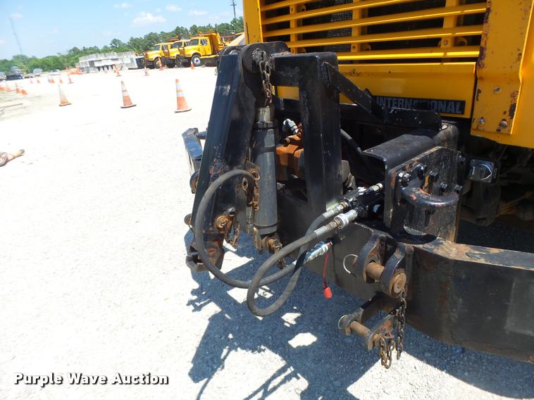 image for item DB1330 2002 International 4900 dump truck