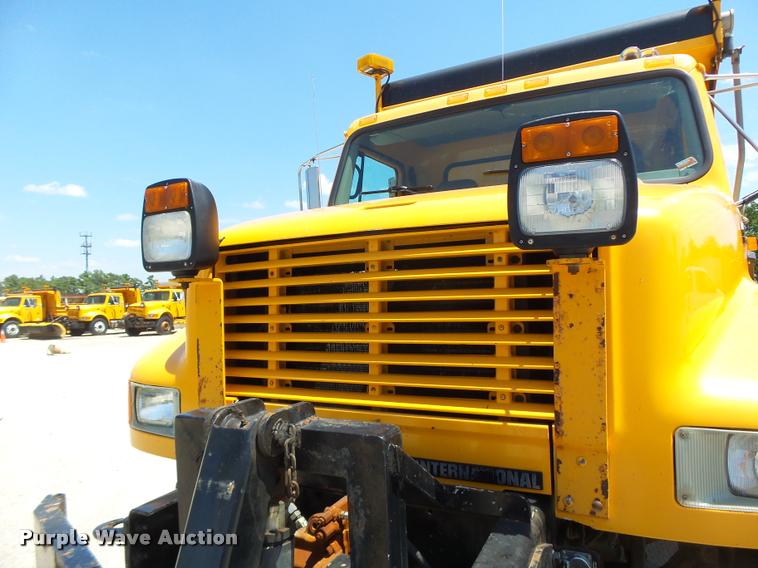 image for item DB1330 2002 International 4900 dump truck