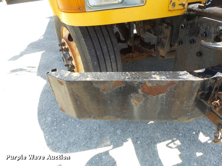 image for item DB1330 2002 International 4900 dump truck