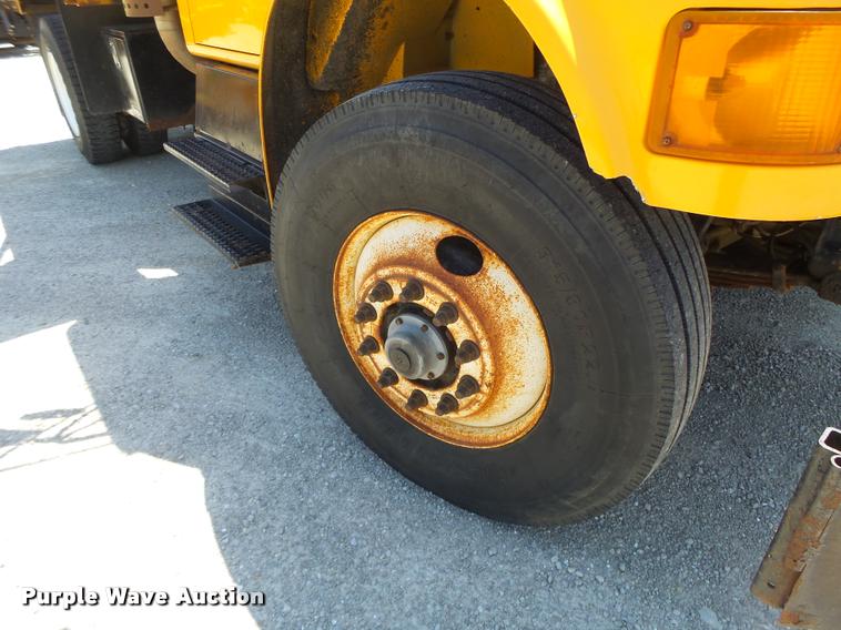 image for item DB1330 2002 International 4900 dump truck