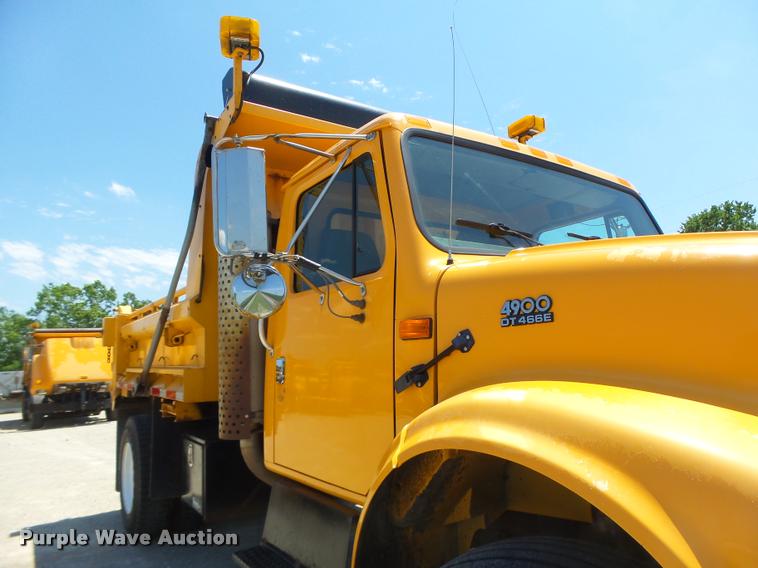 image for item DB1330 2002 International 4900 dump truck