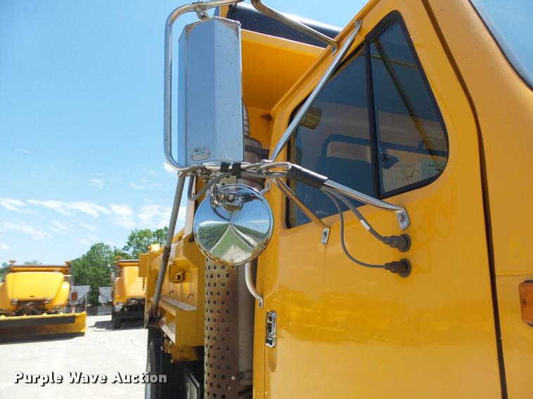 image for item DB1330 2002 International 4900 dump truck