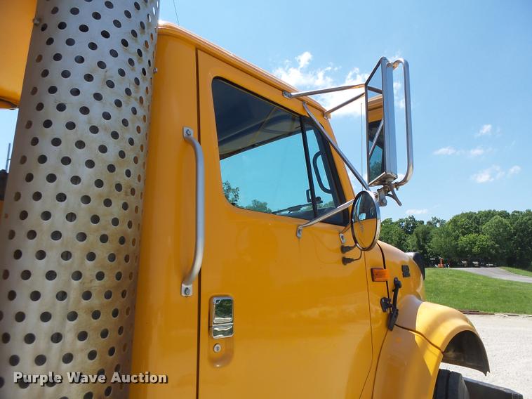 image for item DB1330 2002 International 4900 dump truck