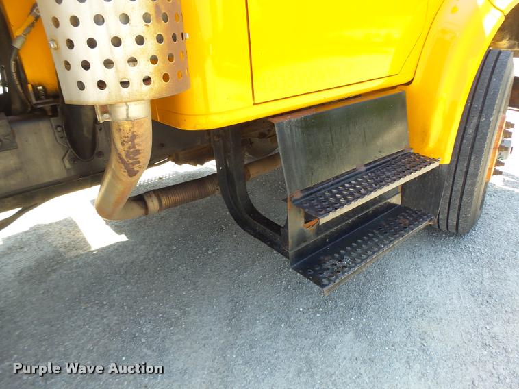 image for item DB1330 2002 International 4900 dump truck