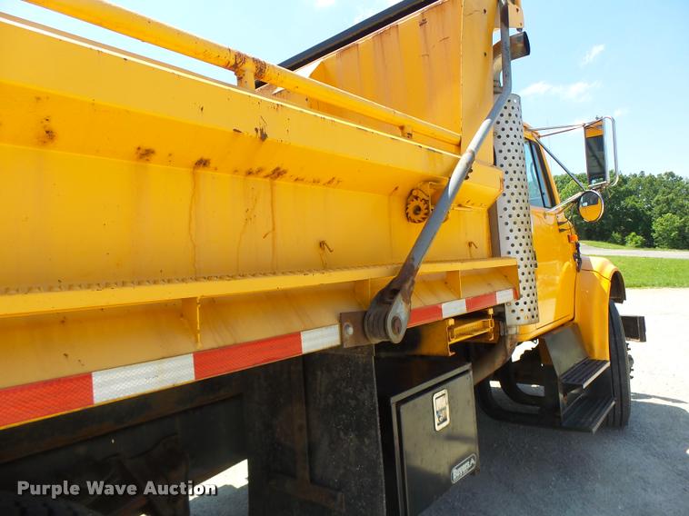 image for item DB1330 2002 International 4900 dump truck