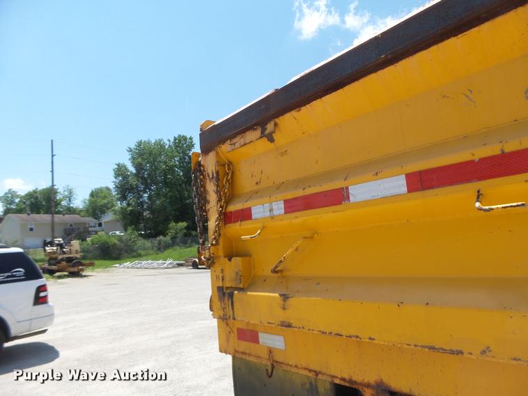 image for item DB1330 2002 International 4900 dump truck