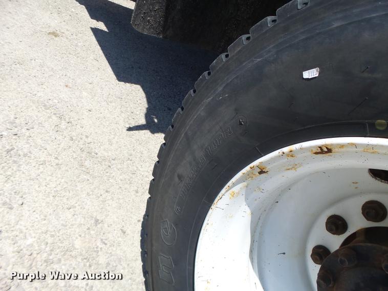 image for item DB1330 2002 International 4900 dump truck