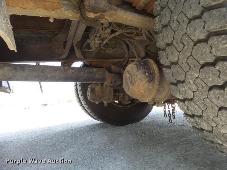 image for item DB1330 2002 International 4900 dump truck