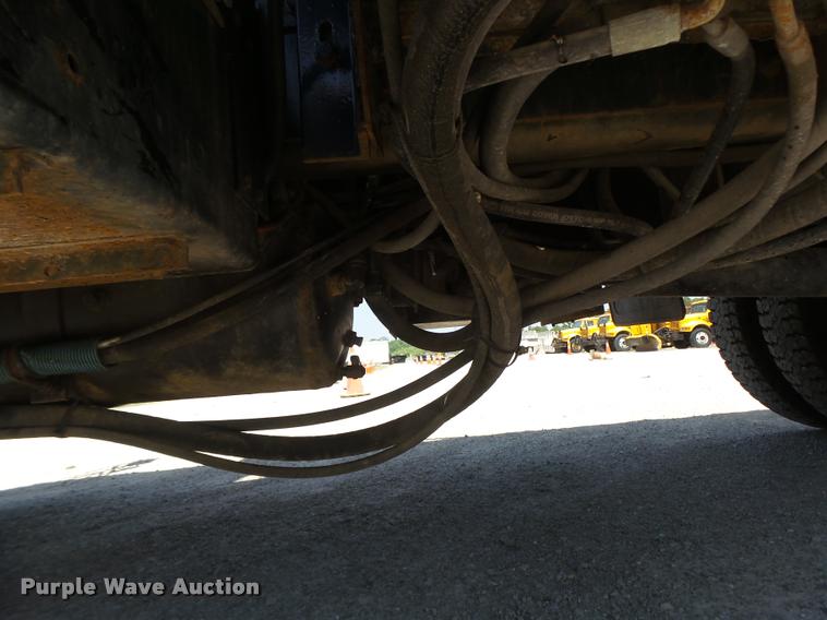 image for item DB1330 2002 International 4900 dump truck