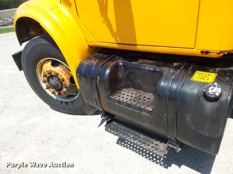 image for item DB1330 2002 International 4900 dump truck