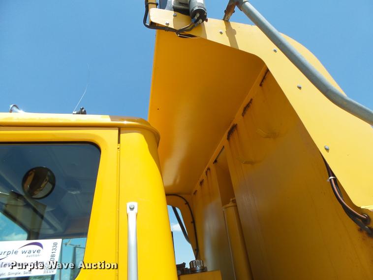 image for item DB1330 2002 International 4900 dump truck