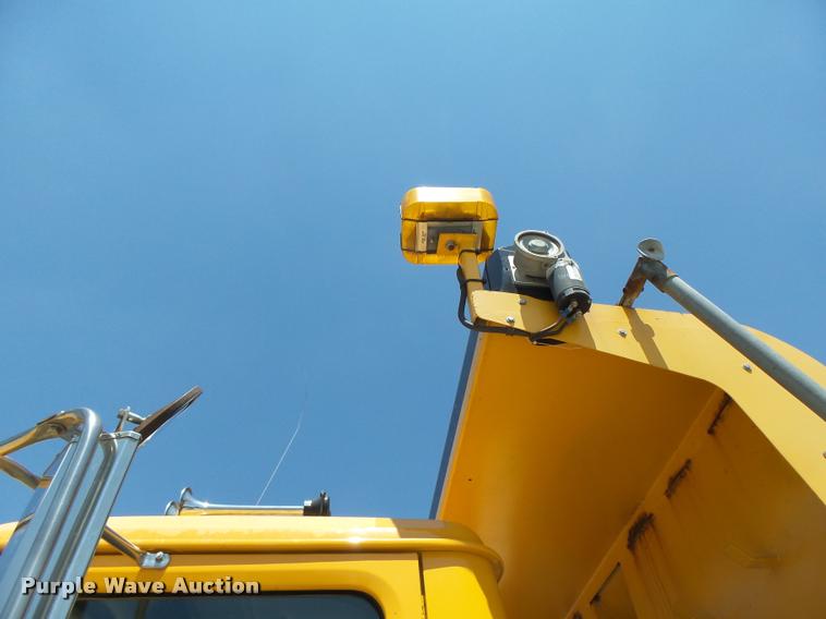 image for item DB1330 2002 International 4900 dump truck