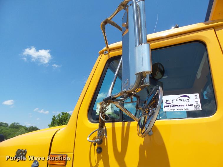 image for item DB1330 2002 International 4900 dump truck