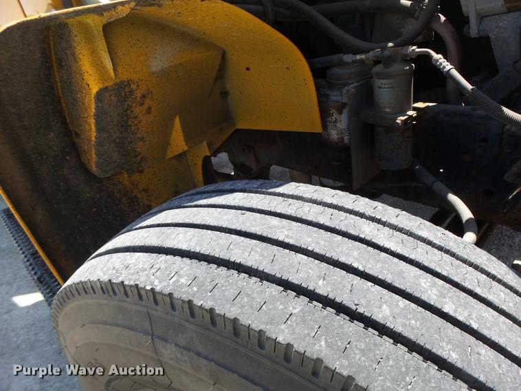 image for item DB1330 2002 International 4900 dump truck