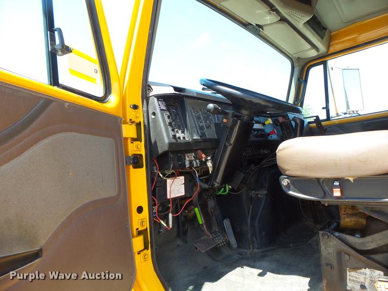 image for item DB1330 2002 International 4900 dump truck