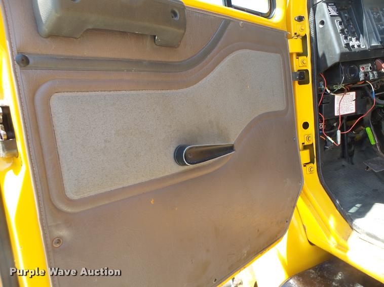 image for item DB1330 2002 International 4900 dump truck