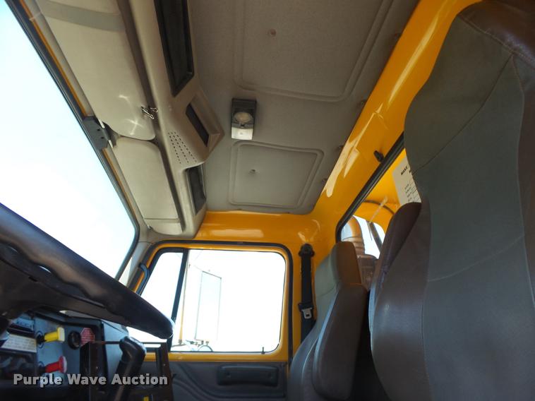 image for item DB1330 2002 International 4900 dump truck