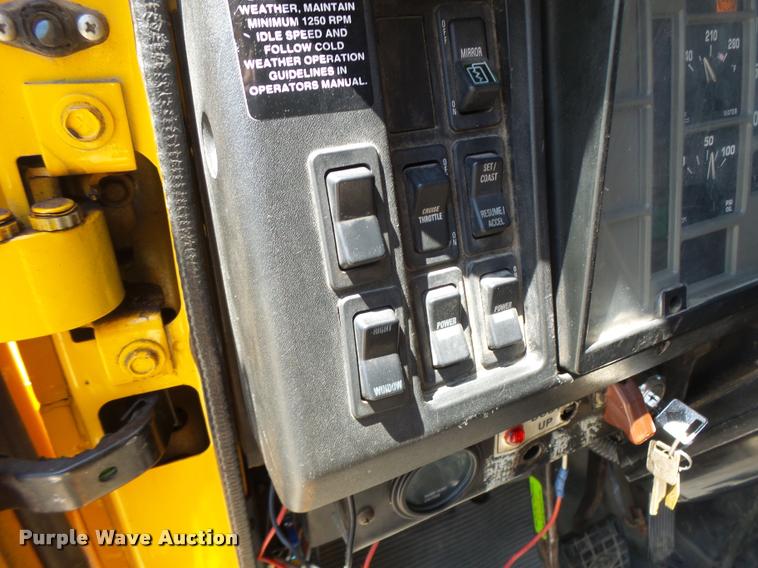 image for item DB1330 2002 International 4900 dump truck