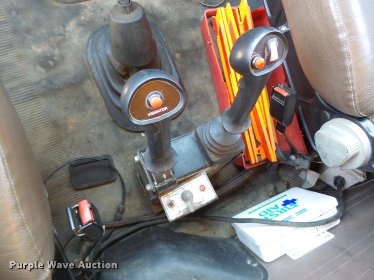 image for item DB1330 2002 International 4900 dump truck