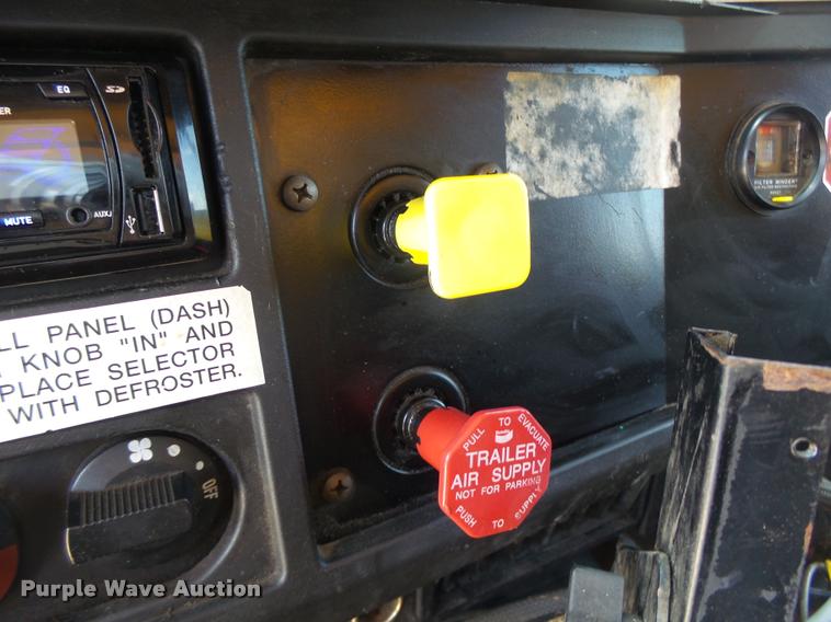 image for item DB1330 2002 International 4900 dump truck