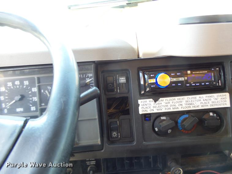 image for item DB1330 2002 International 4900 dump truck