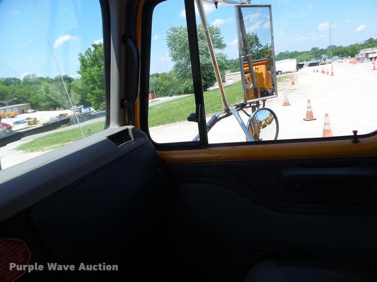 image for item DB1330 2002 International 4900 dump truck