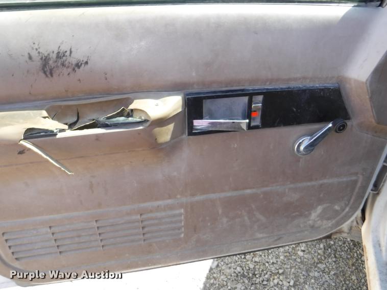 image for item DB3996 1993 GMC Sierra 3500 utility truck