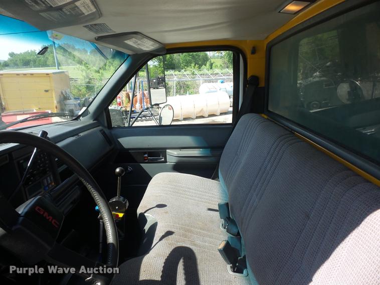 image for item DD9475 2001 GMC C6500 dump truck