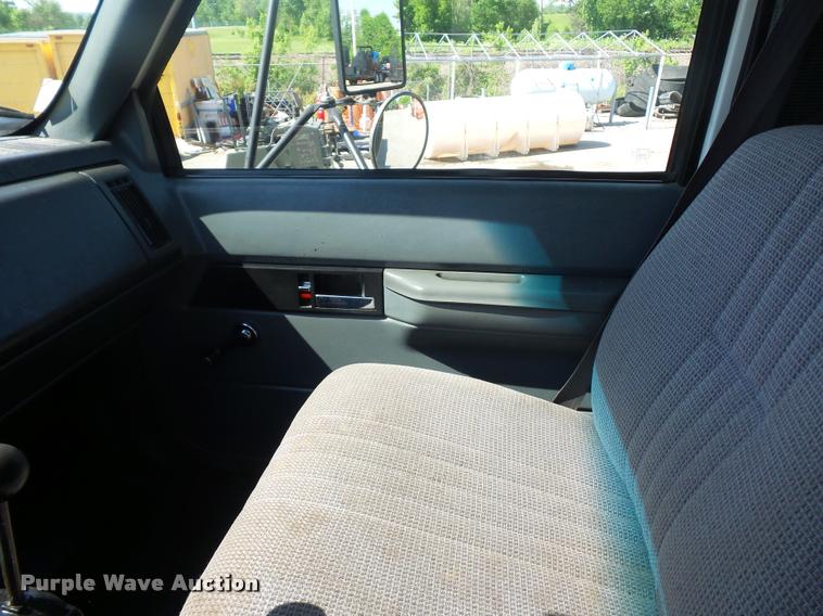 image for item DD9475 2001 GMC C6500 dump truck