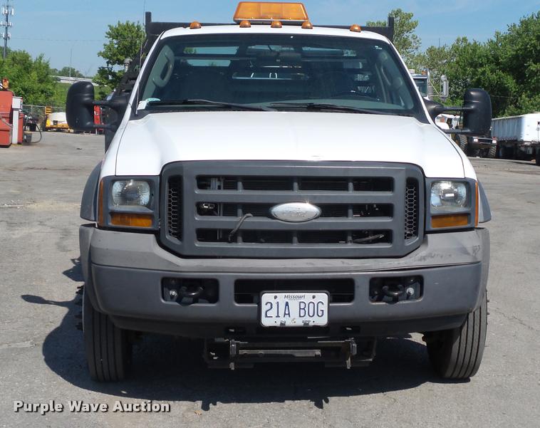 image for item DD9476 2005 Ford F450 Super Duty flatbed truck
