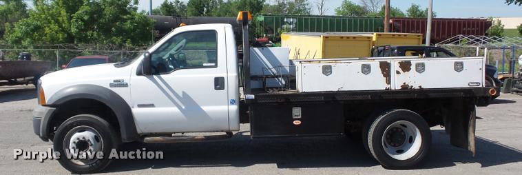 image for item DD9476 2005 Ford F450 Super Duty flatbed truck