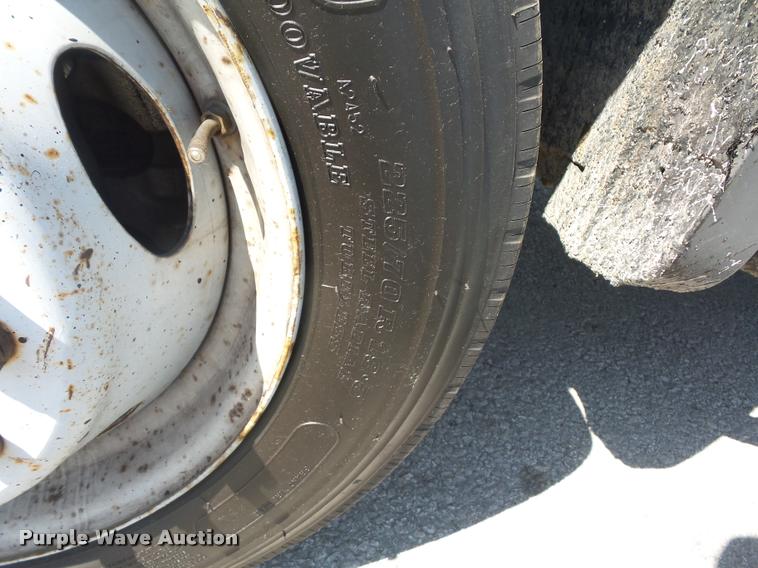 image for item DD9476 2005 Ford F450 Super Duty flatbed truck