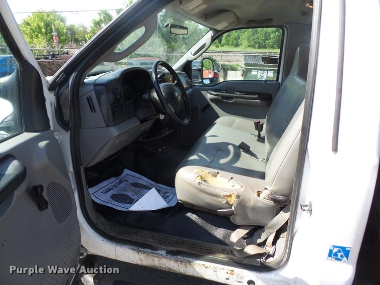 image for item DD9476 2005 Ford F450 Super Duty flatbed truck