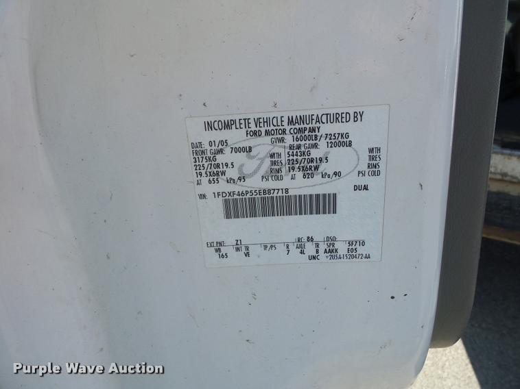 image for item DD9476 2005 Ford F450 Super Duty flatbed truck