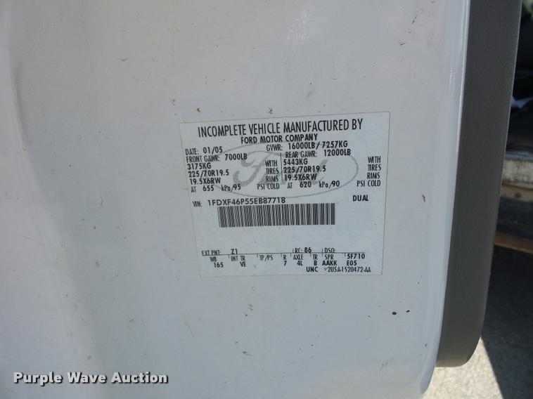 image for item DD9476 2005 Ford F450 Super Duty flatbed truck