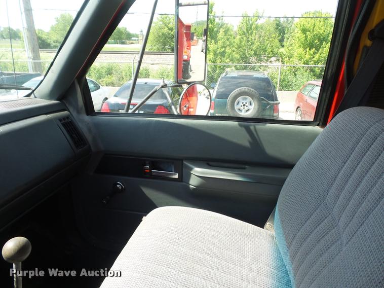 image for item DD9477 2001 GMC C6500 dump truck