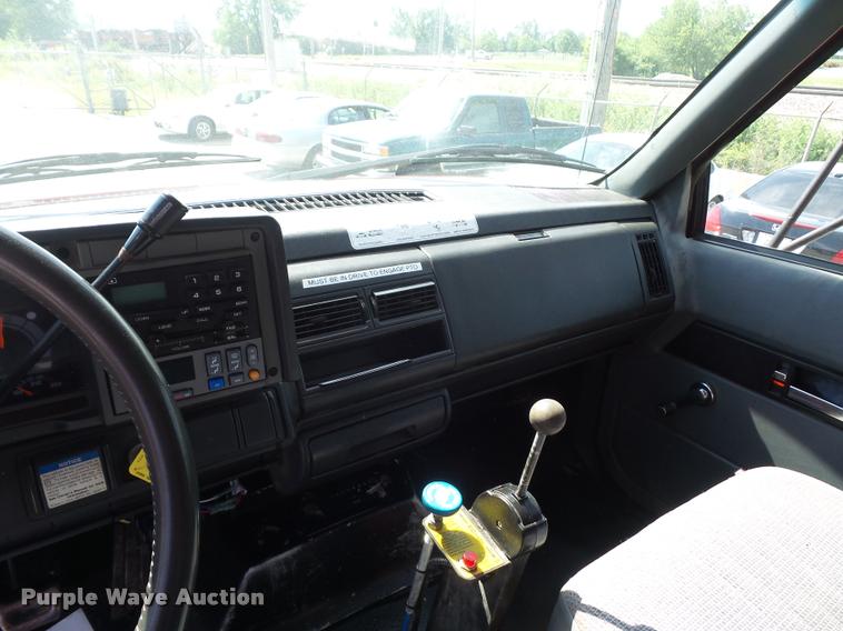 image for item DD9477 2001 GMC C6500 dump truck