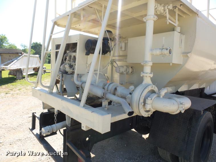 image for item DJ9511 1991 International 4900 hydro seeder truck