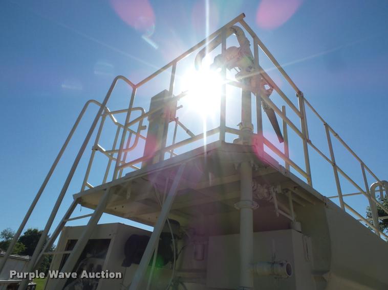 image for item DJ9511 1991 International 4900 hydro seeder truck