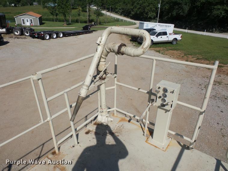 image for item DJ9511 1991 International 4900 hydro seeder truck