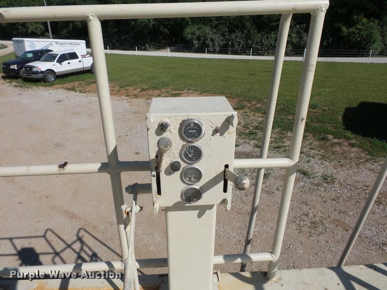 image for item DJ9511 1991 International 4900 hydro seeder truck