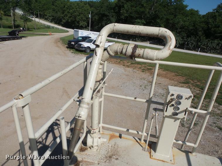 image for item DJ9511 1991 International 4900 hydro seeder truck