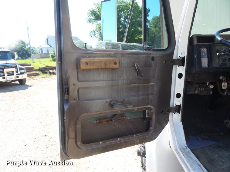 image for item DJ9511 1991 International 4900 hydro seeder truck