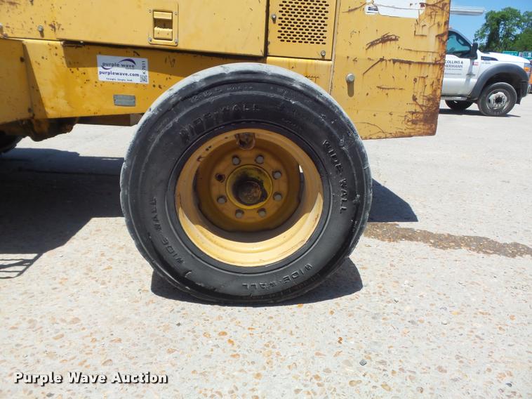 image for item K7611 1997 John Deere 488E forklift