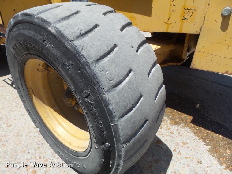 image for item K7611 1997 John Deere 488E forklift