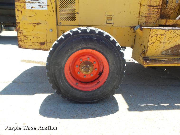 image for item K7611 1997 John Deere 488E forklift