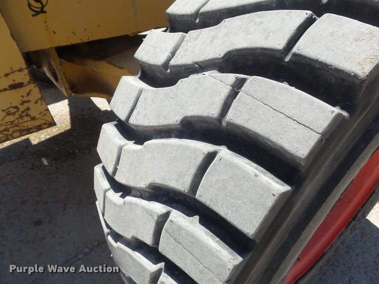 image for item K7611 1997 John Deere 488E forklift