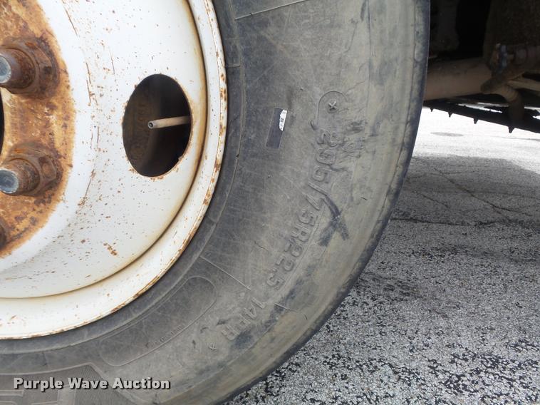 image for item K7615 1992 Ford FT900 lugger truck