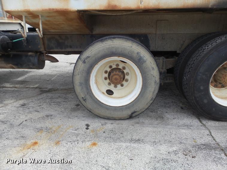 image for item K7615 1992 Ford FT900 lugger truck